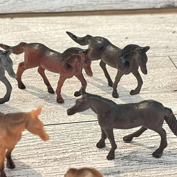 VTG Lot Of 9 Miniature Horse Figurines China Mixed Colors Poses Plastic Lot #7 - Picture 3 of 8
